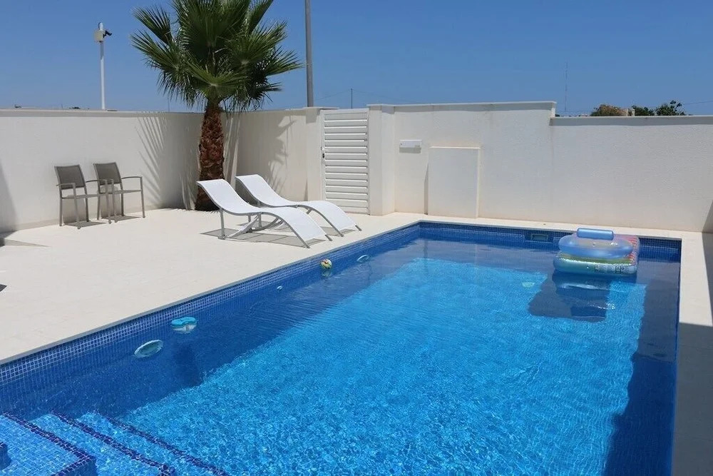 Villa con piscina Activa28