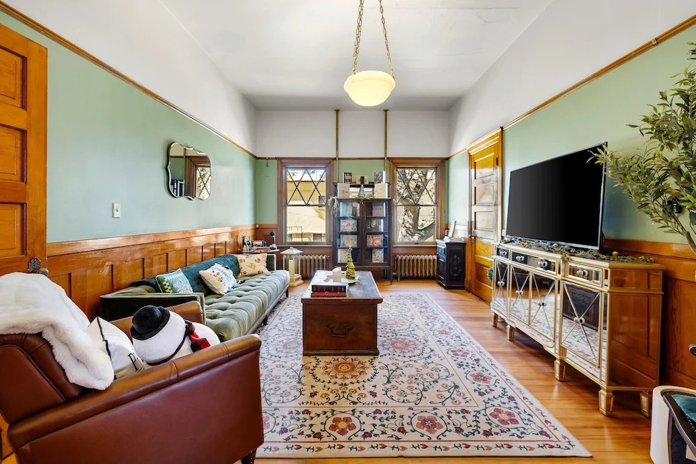 Historic Brinkmeyer Manor-steps to Downtown Charm