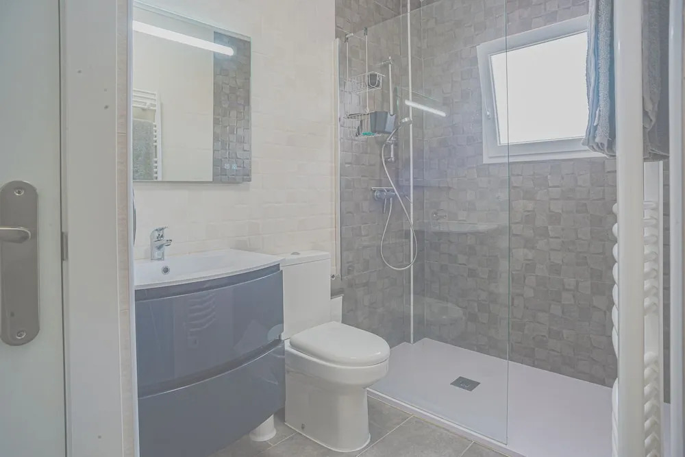 Beautiful 3-bed House With Communal Pool