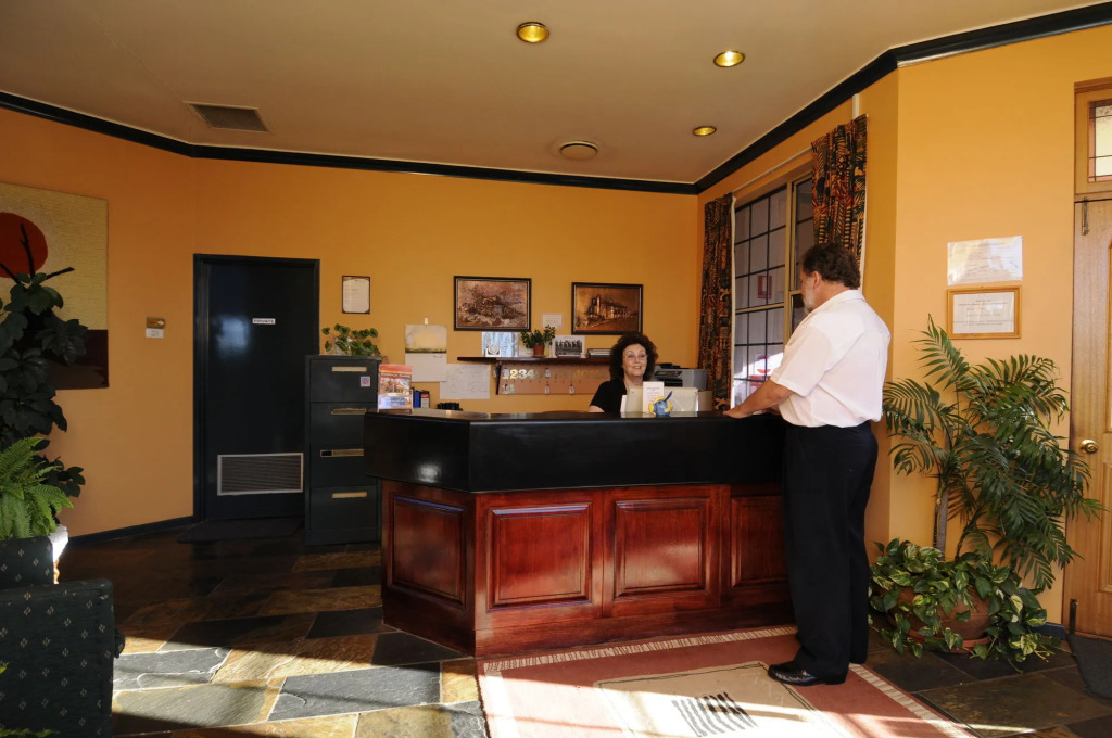 McNevins Warwick Motel