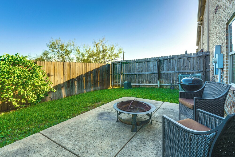 Spacious & Family-friendly! Tamu Townhome w/ Yard