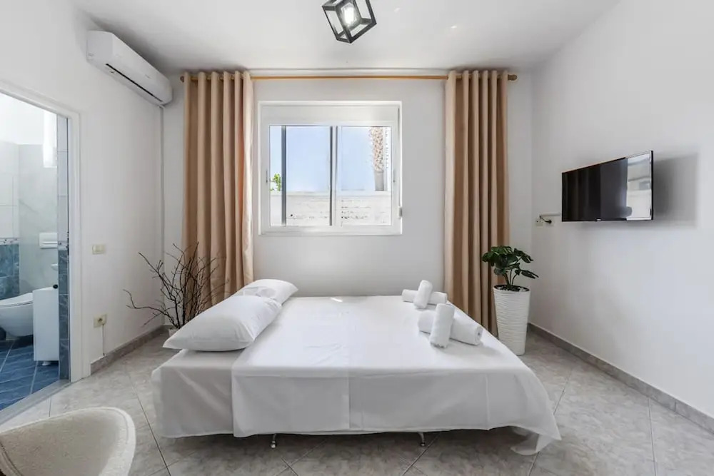 Modern Home With Wifi and Beach Access Golem