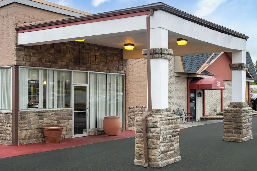 Super 8 by Wyndham Youngstown North