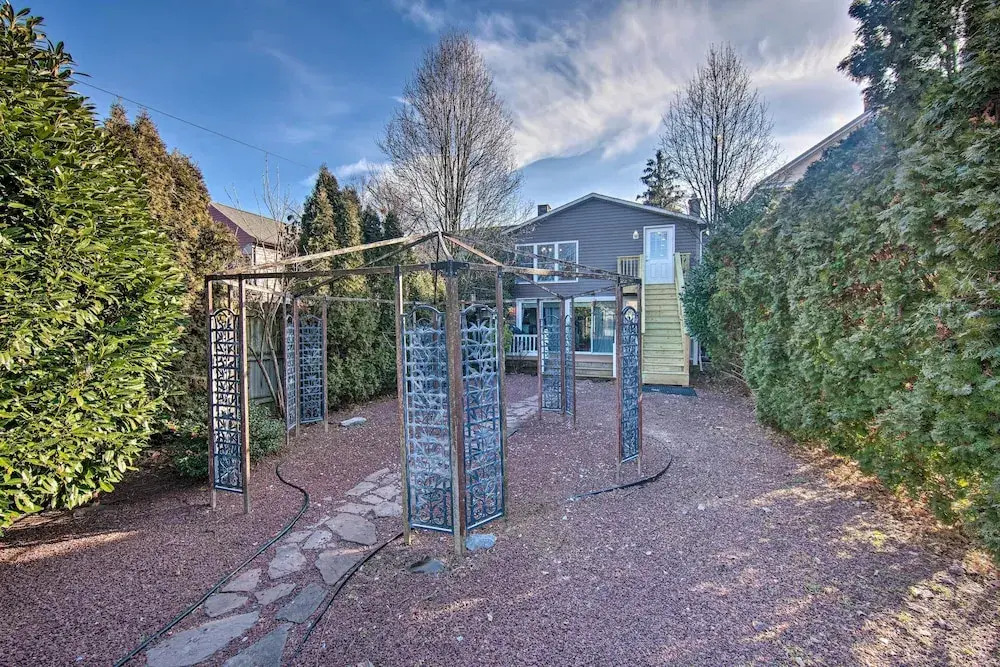 Central Hummelstown Apt: 4 Miles to Hershey Park!