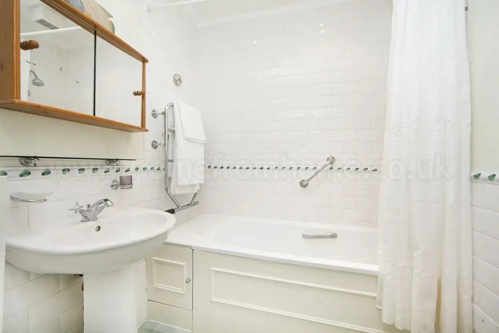 Brunswick Gardens - Cosy Apartment in a Cherry Tree Lined Street- Notting Hill