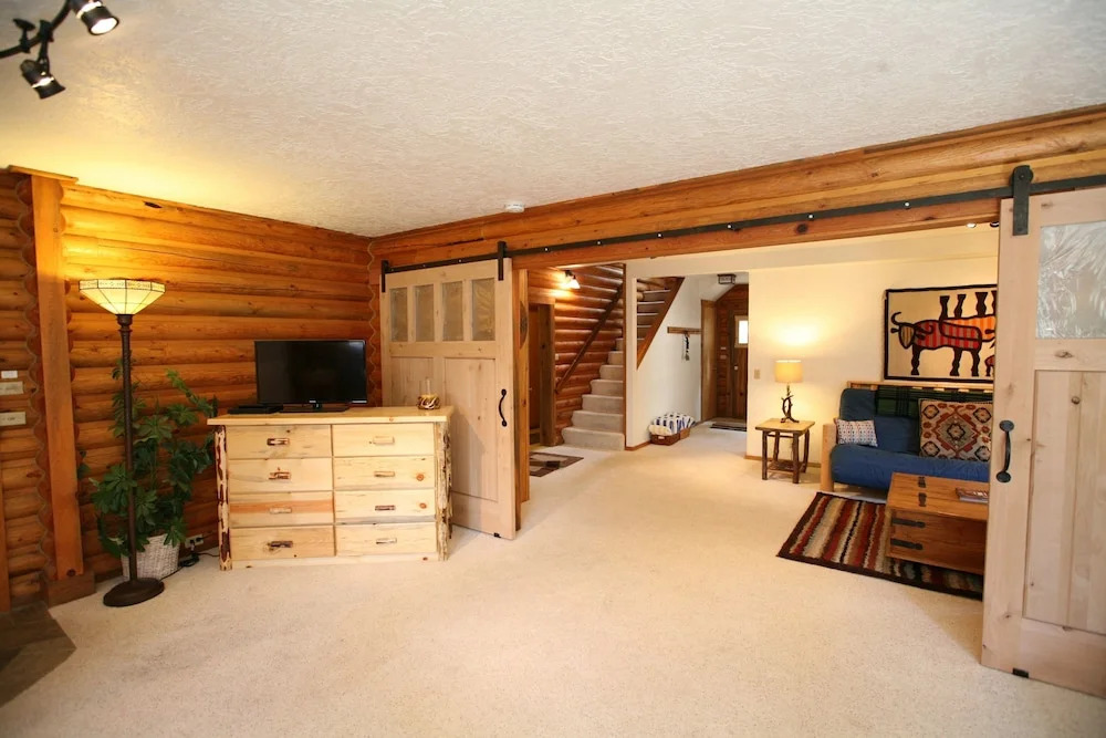 3 Blue Grouse 5 Bedroom Home by Redawning