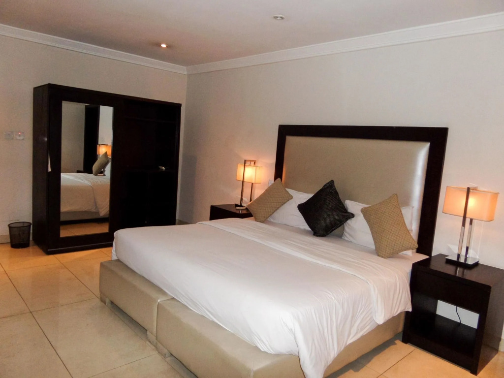 S & S Hotel & Suites