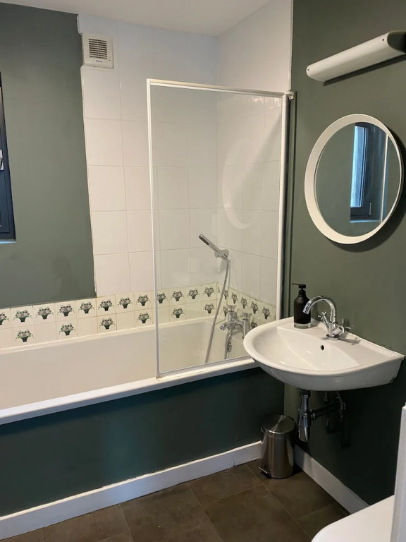 Large Boutique Holiday House With hot tub Near Bath