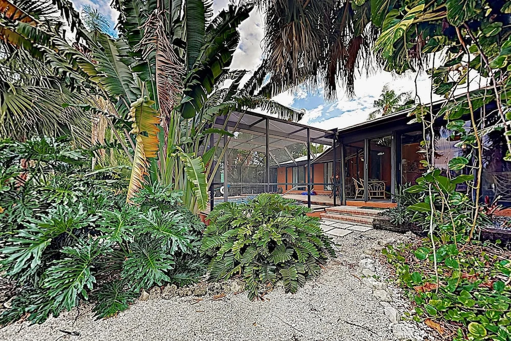 Tropical Gem on Water - 3 Br Home