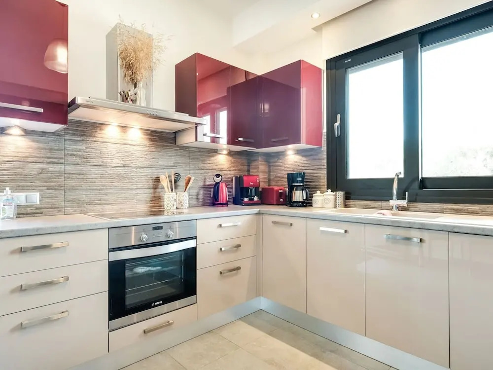 Beautiful Villa in Adelianos Kampos With Pool