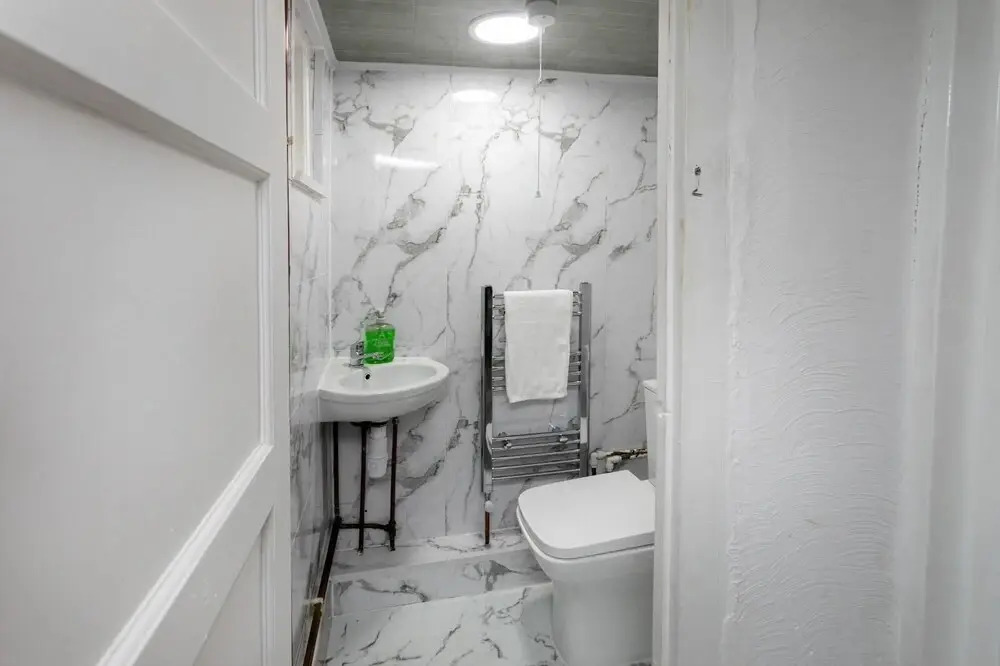 3-beds, Sleeps 5, w/ Parking, 10 Mins From Centre