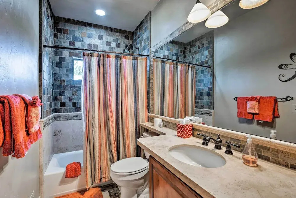 Truckee Escape w/ Hot Tub Near Ski Resorts