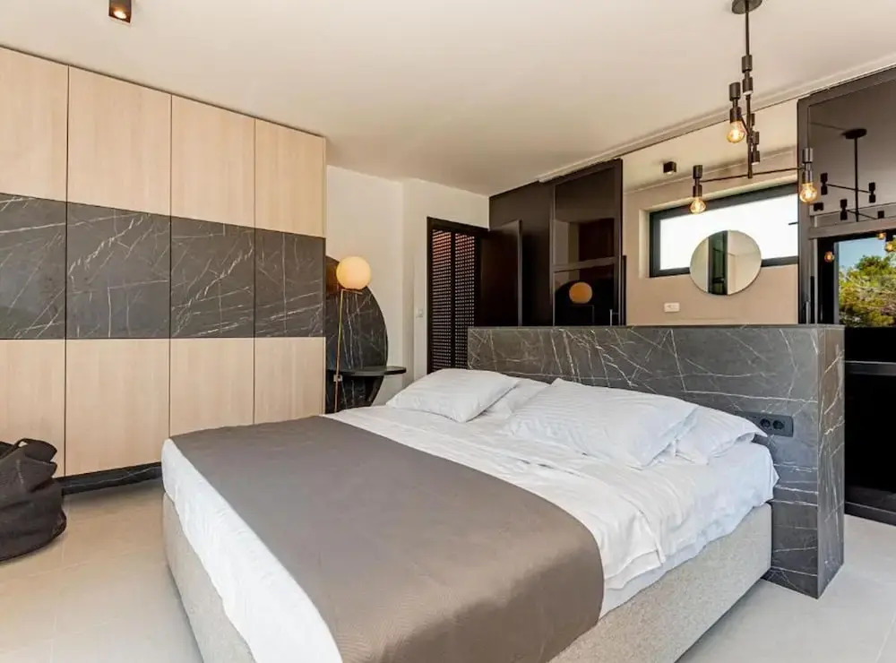 I & S Apartments