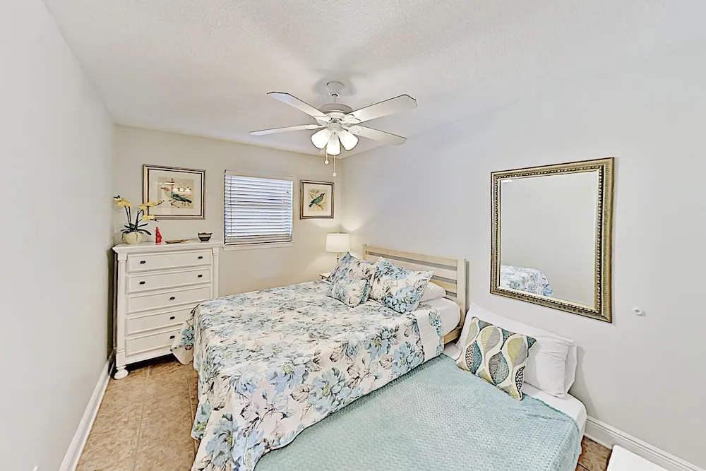 Walk Everywhere! Charming Gulf-view W/ Pool 2 Bedroom Condo