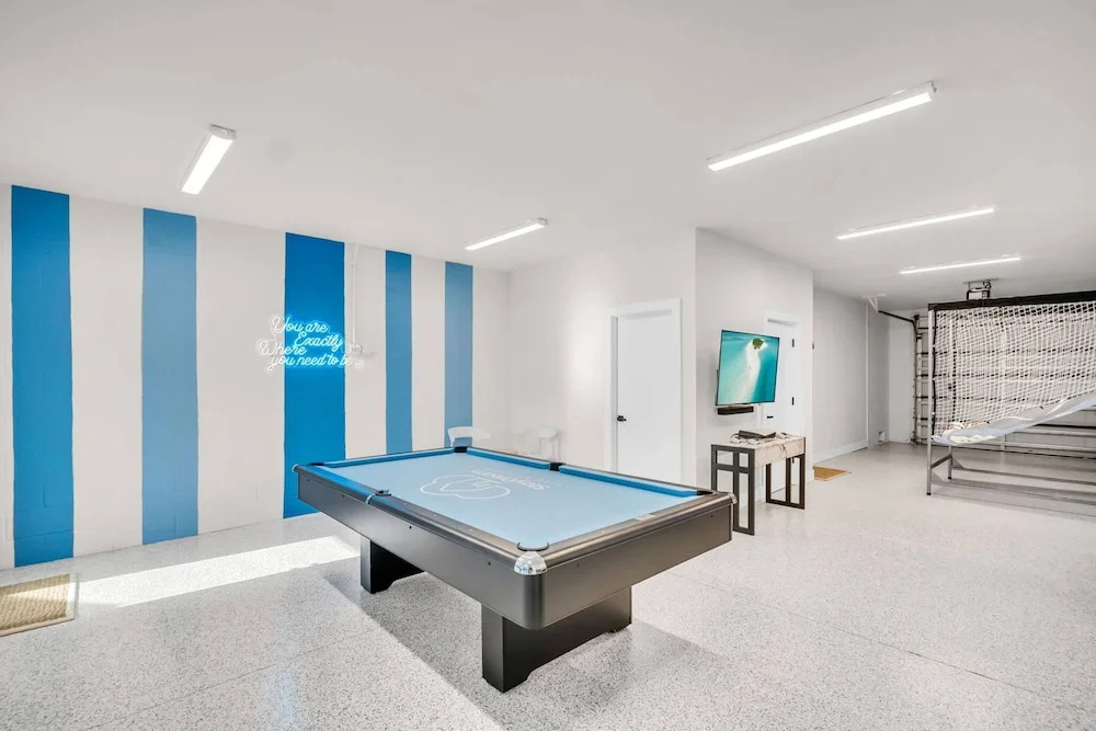 NEW 4 Bed 3 Bath Heated Salt Pool Walk2beach