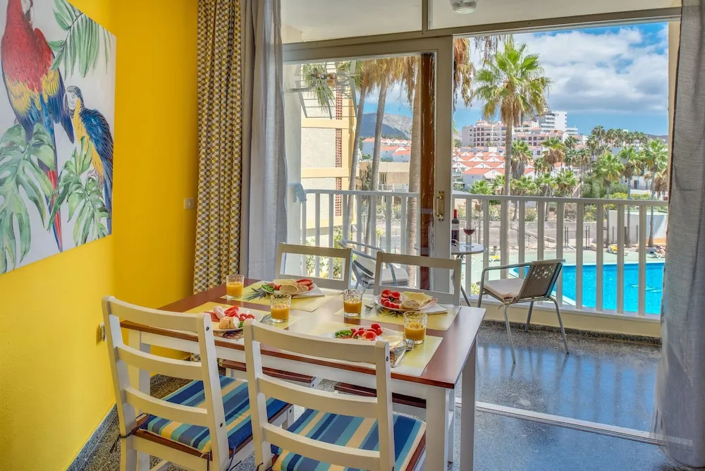 Y2F. Apartment with Pool View and next to the Beach!