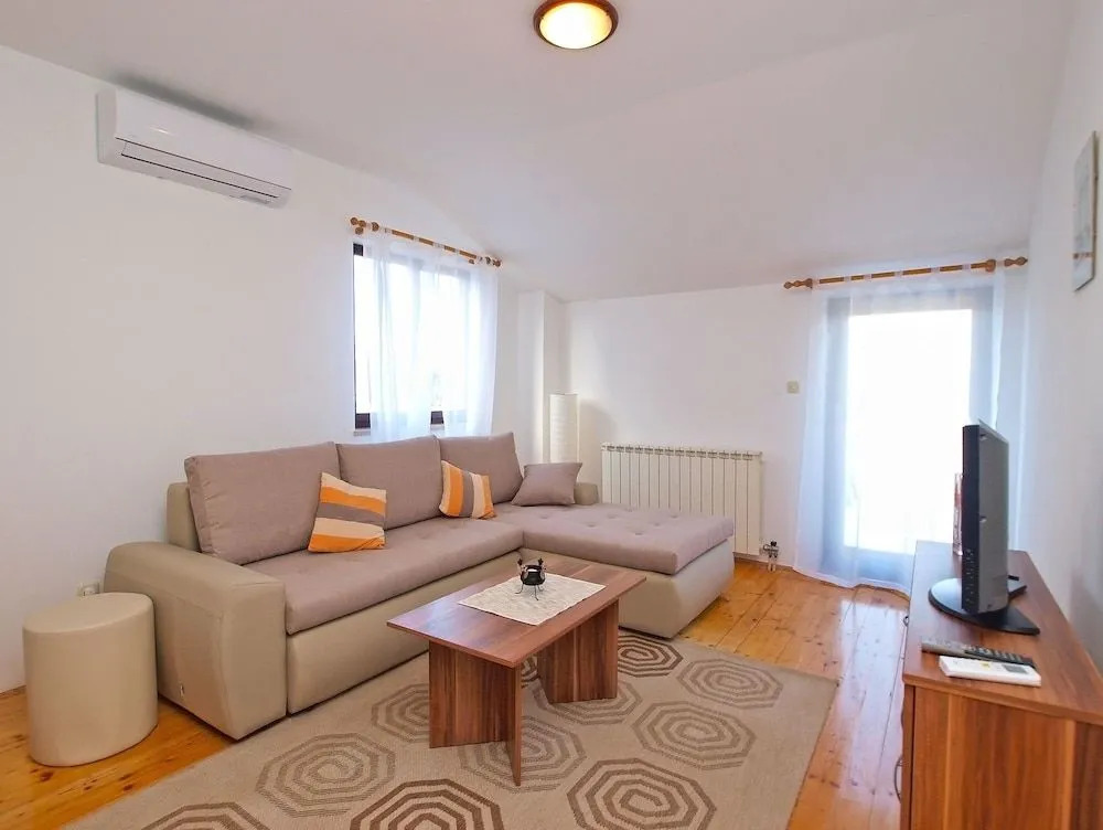 Apartment 589