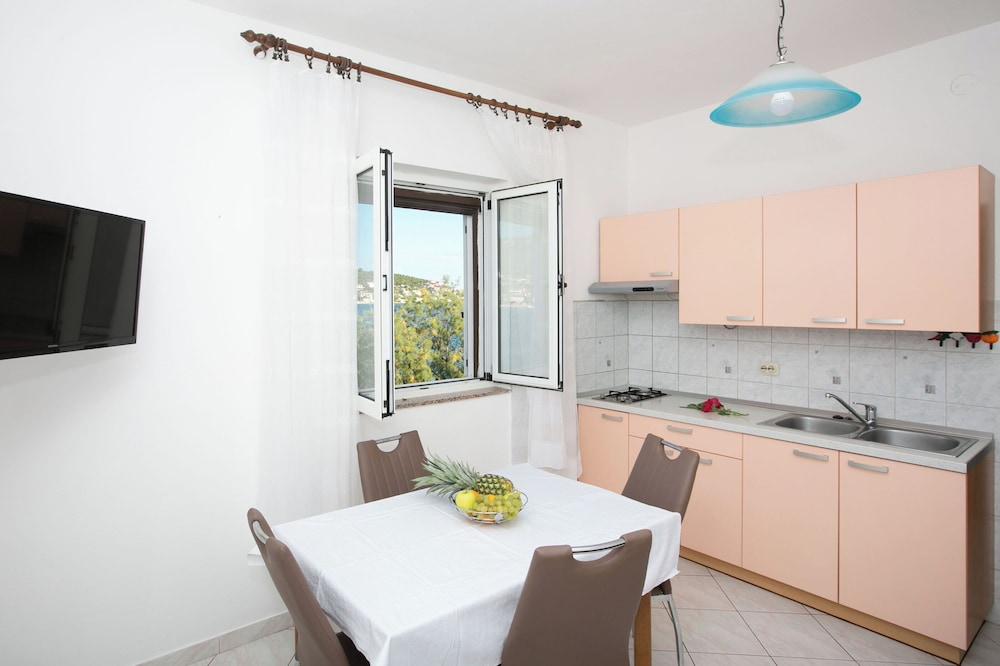 Apartments Tiho II