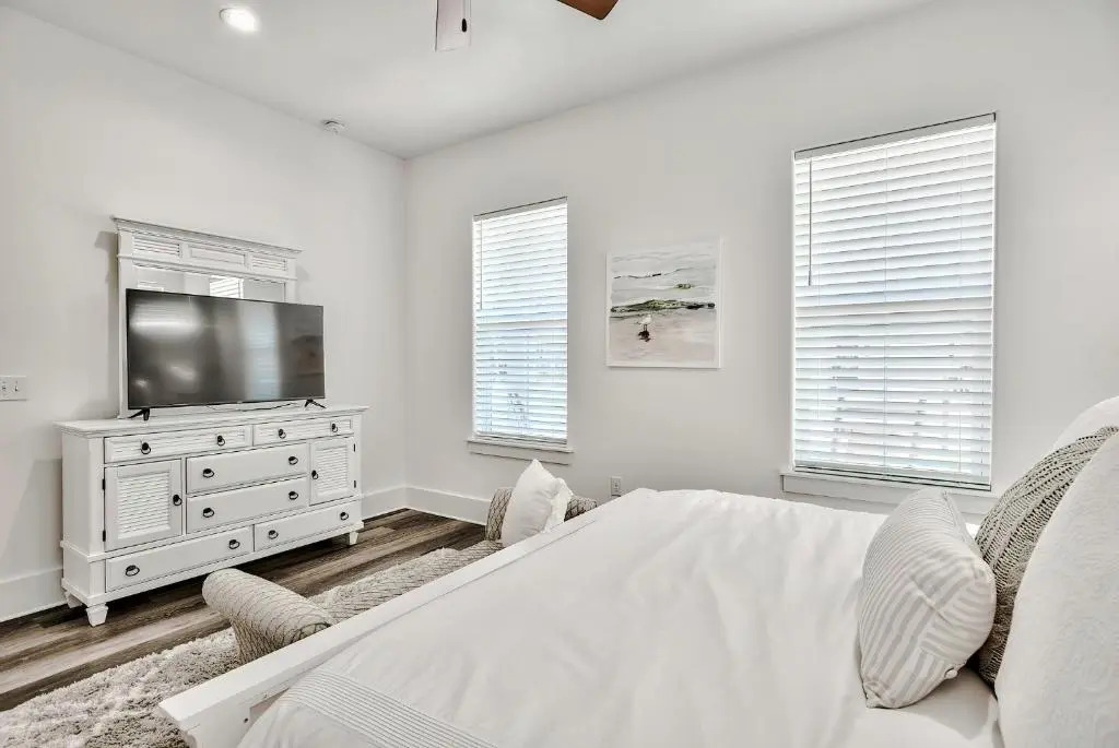 Private Pool-Grill! Walk to Beach-Restaurants - 2 Master Bedrooms!