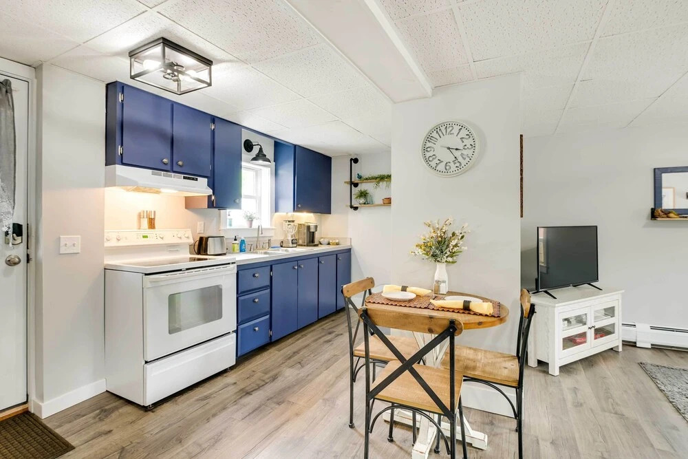 Chic & Central Apartment ~ 6 Mi to Sebec Lake!