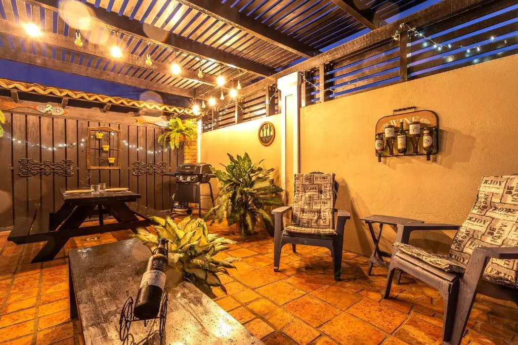 Apartment With Charming Patio+ BBQ Near Beach! Free Util's