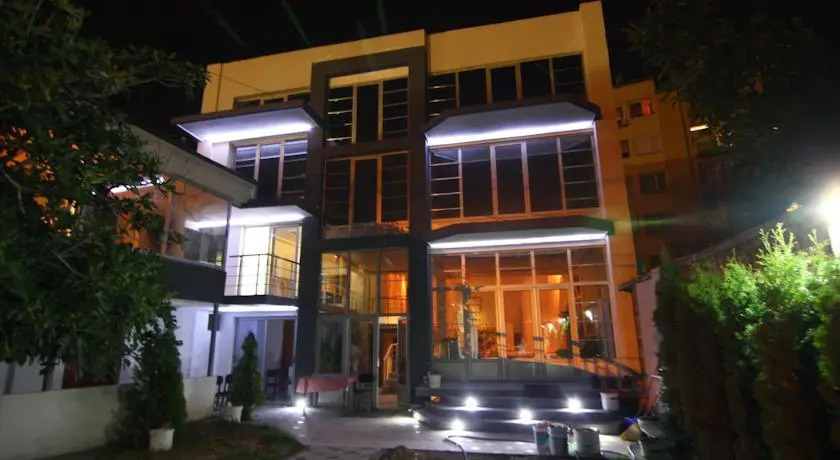 Lira Inn