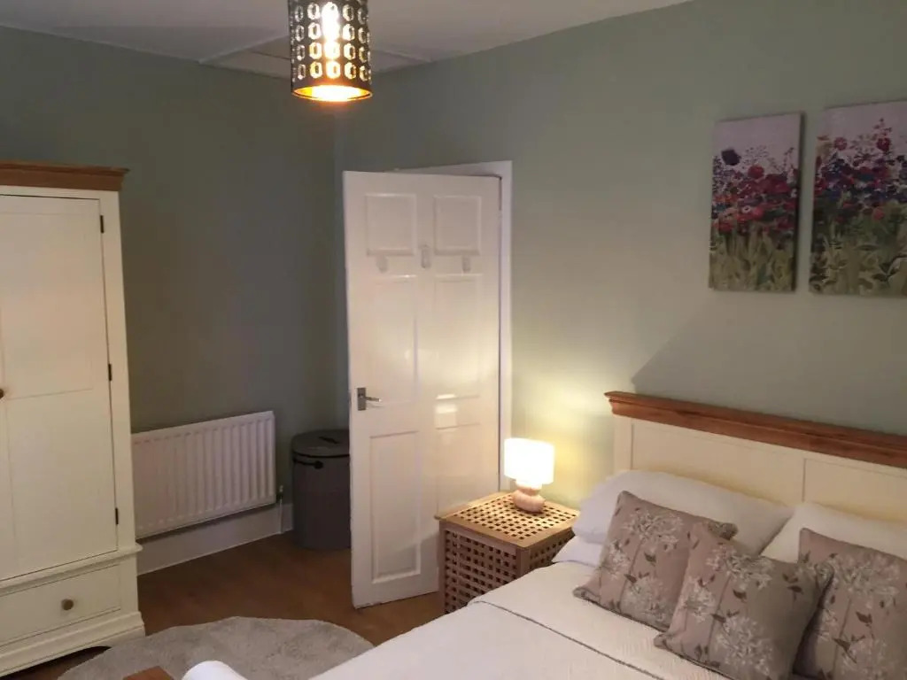 Tynant House- Modern 3 bed house- City centre and FREE parking