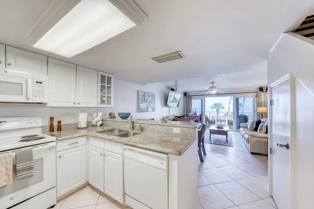 Ocean View Condo w/ Direct Beach Access & Shared Swimming Pool/tennis