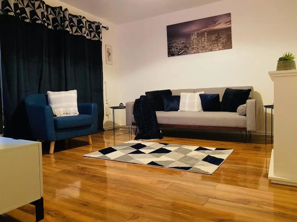Cheerful home near City Centre,Station& RaceCourse
