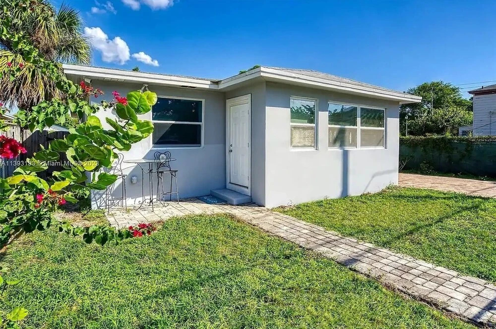 Sun-kissed Retreat: Poolside And Beach Nearby! 4 Bedroom Home by RedAwning