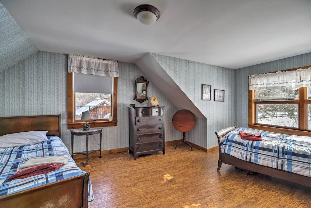 Chester Farmhouse on 100 Acres, 15 Min to Okemo!