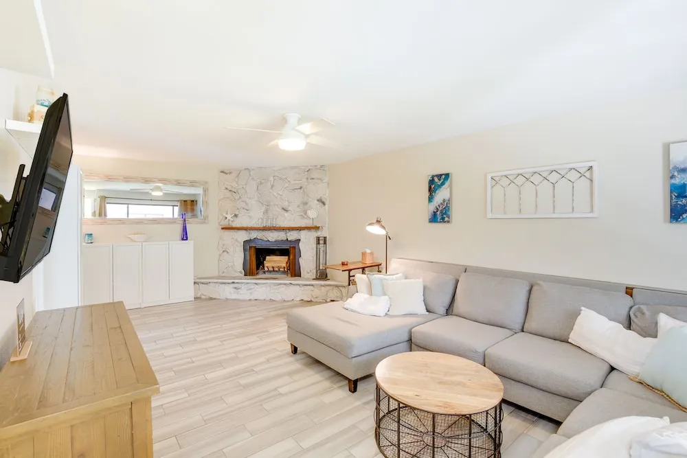 Solana Beach Condo w/ 4 Pools & Beach Access!