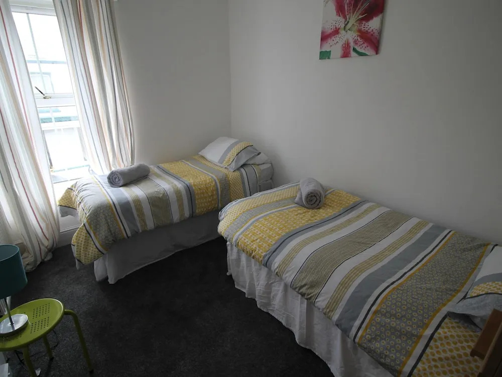 High Street 3 Bedroom House Near Cardiff by Cardiff Holiday Homes