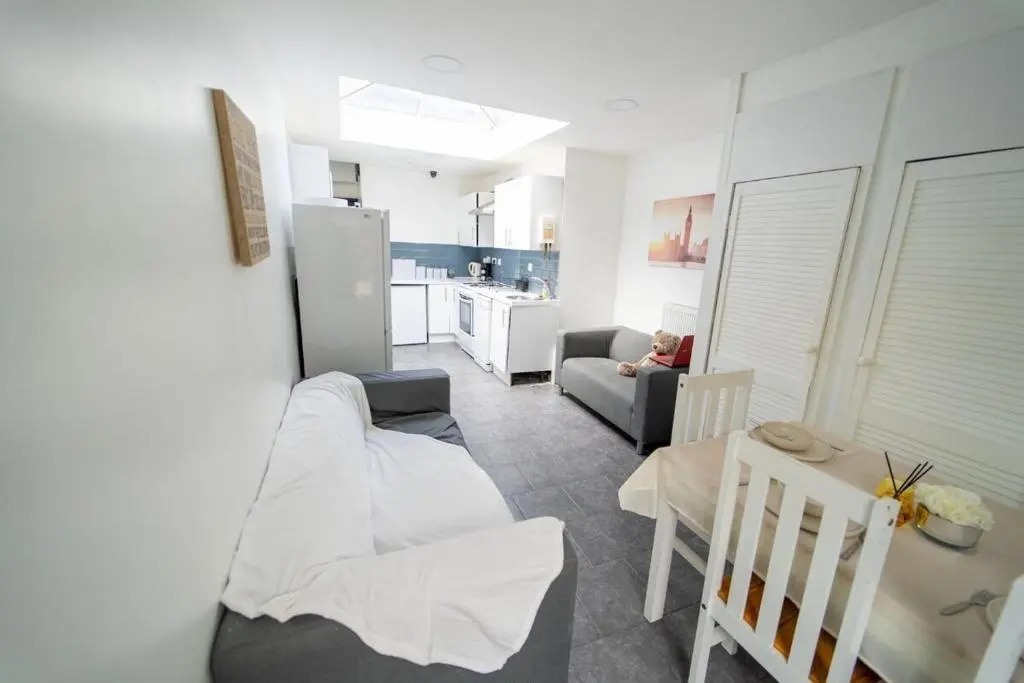 STAY SA Cosy equipped studios available 10 mins from the city! Free WIFI &50" SMART TVs