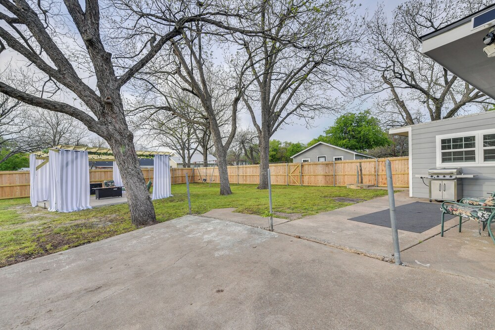 1 Mi to Dtwn Waco! Lovely Home w/ Fire Pit Table