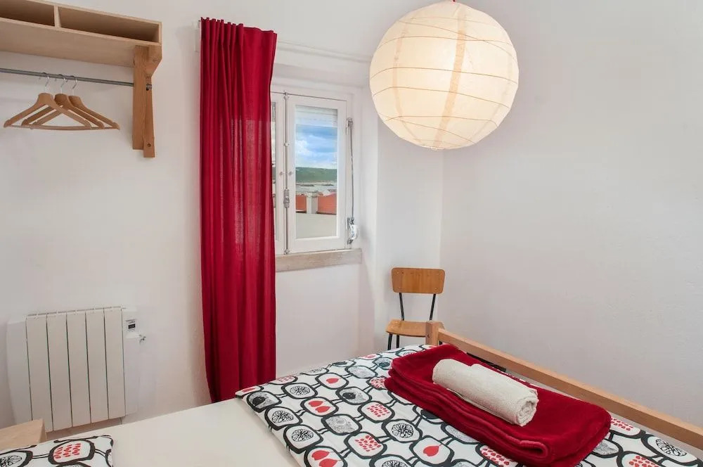 Nazaré Hostel - Rooms & Dorms