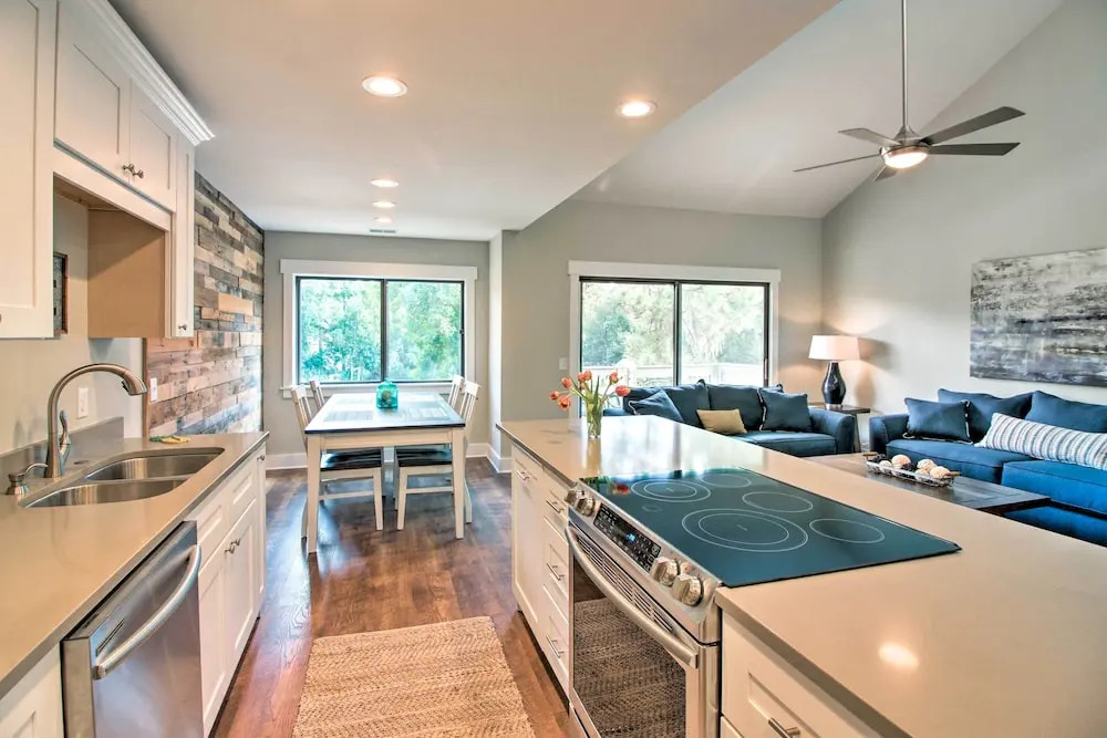 Villa w/ Golf Course Views, Walk to Harbour Town
