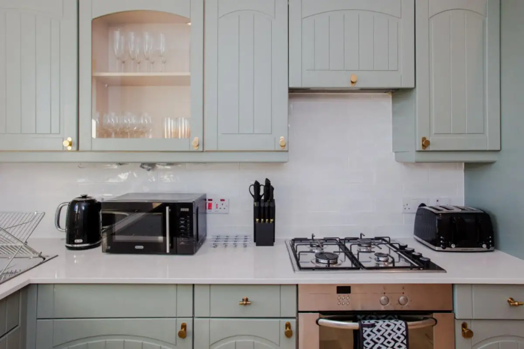 The Sparkford Gardens - Lovely 2BDR with Balcony