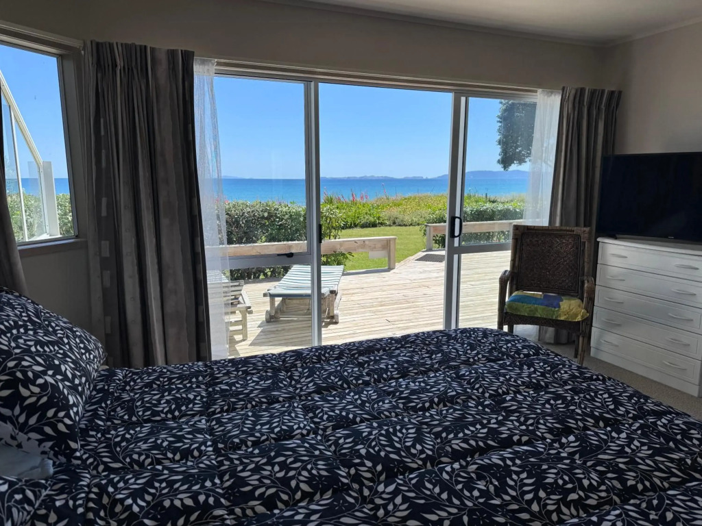 Matarangi Beachfront - Matarangi Holiday Home
