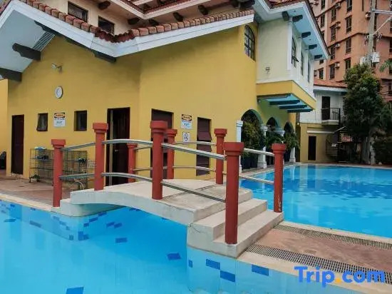Near Manila Airport. Lovely "HOTEL STYLE" Studio Condo, With Kitchenette + Swimming Pool, 7A