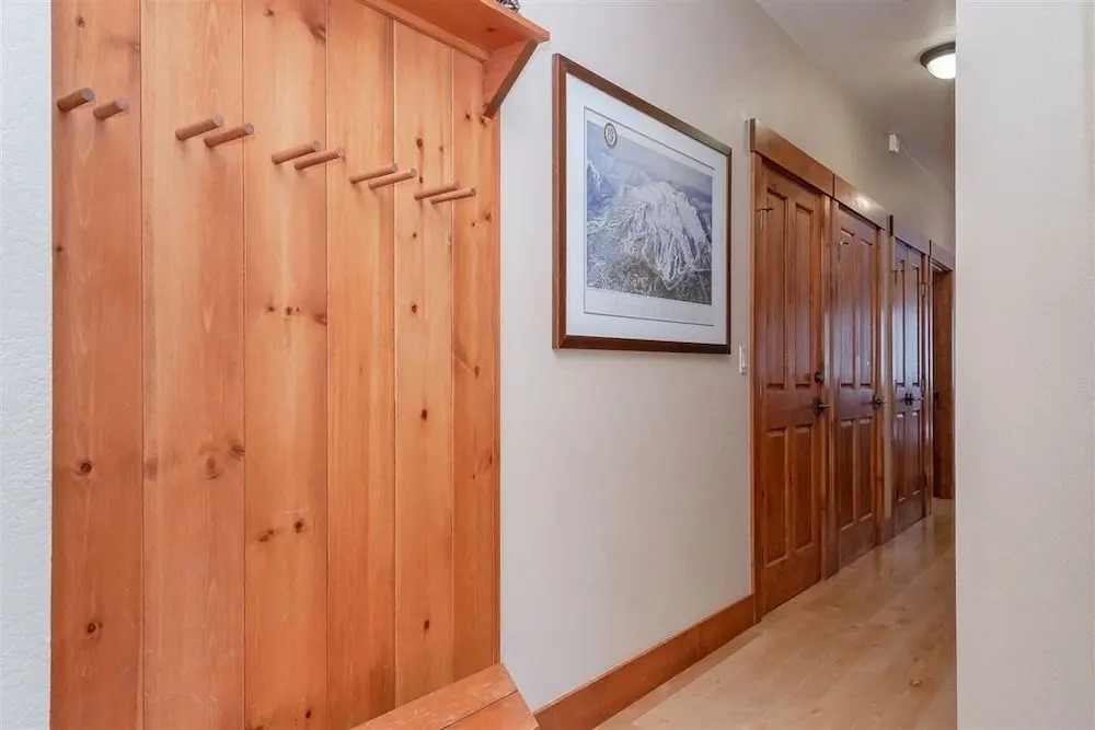 Stylish End Unit On Fairway, Hot Tub - Walk To Lift 2 Bedroom Condo