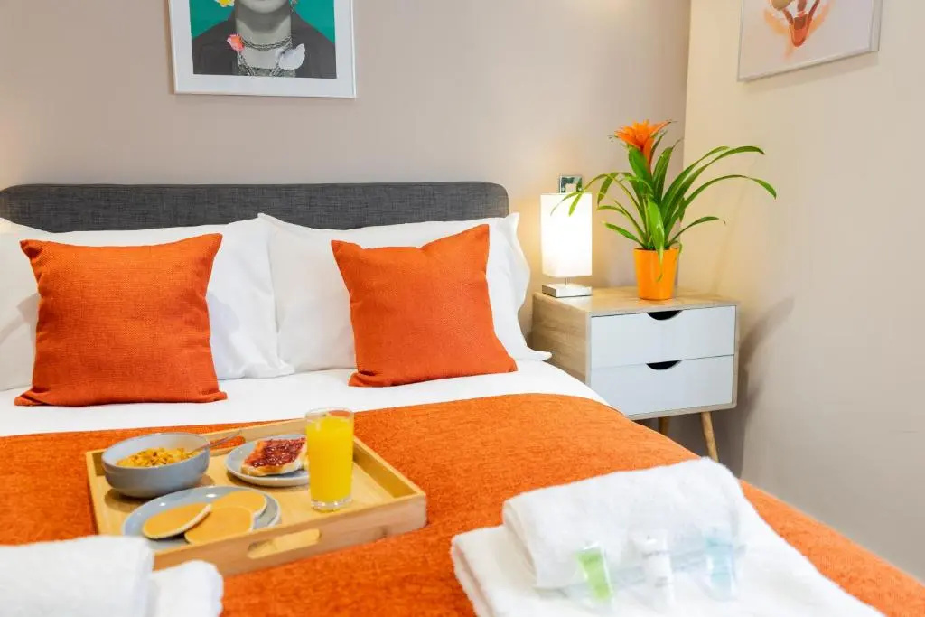 Stylish 2 Bed Apartment, Stunning City Centre Location, with FREE Secure, Gated Parking On-Site & Private WiFi, with Private Entrance & Courtyard Garden & Highly Rated