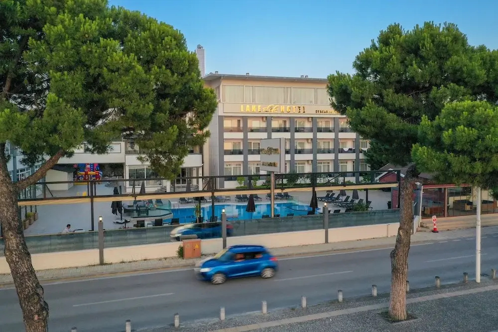 Lake Li̇fe Hotel