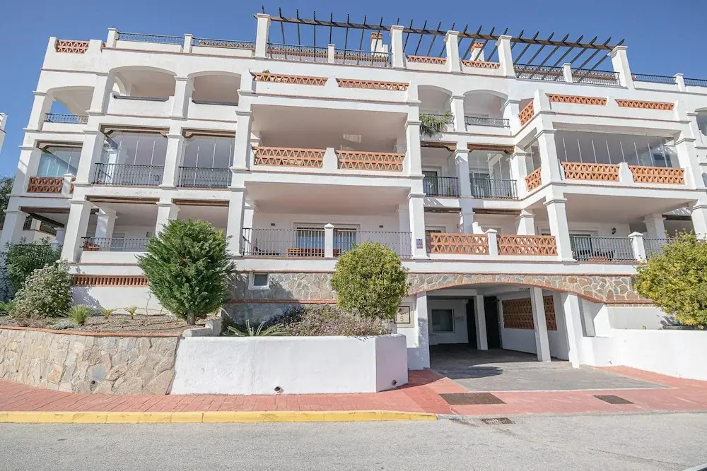 Pool Apt Calahonda 2 With Sea View