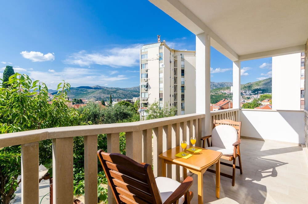 Apartments & Rooms V&M