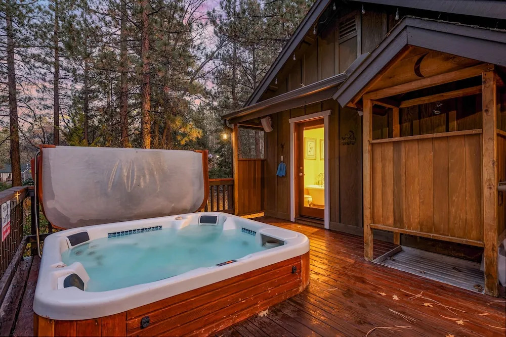 Big Bear Villa - Walk to Lake ad Village! Hot Tub, Jet Tub and so much more