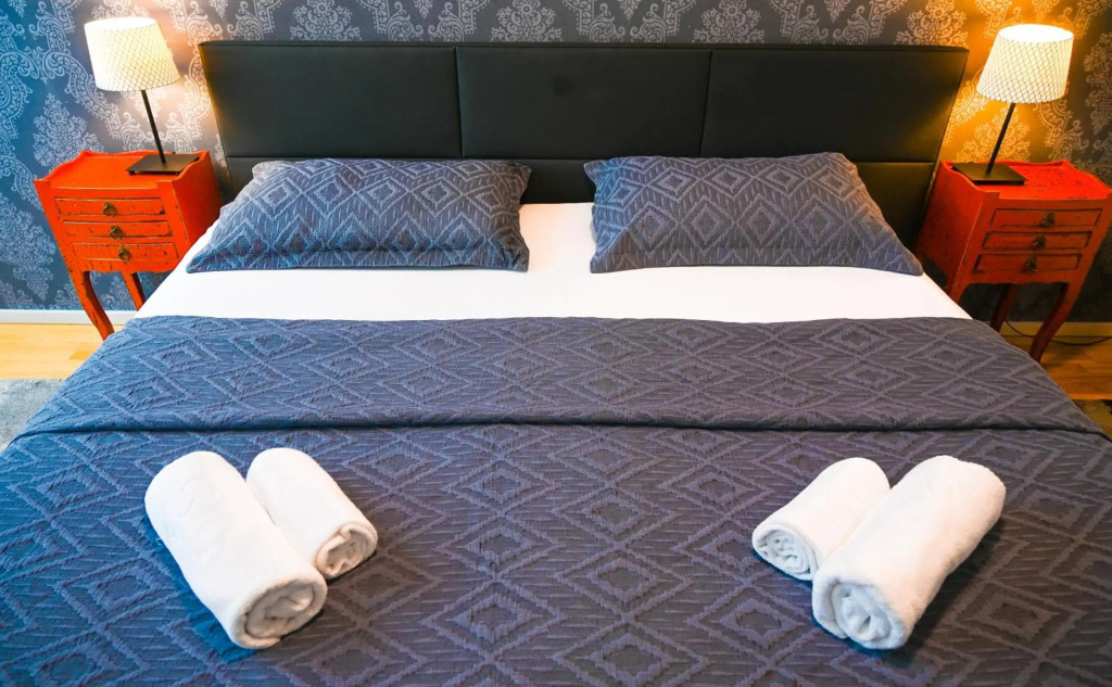 Rooftop Apartment for 6, Air Conditioning, Rooftop Terrace, by Metro U3
