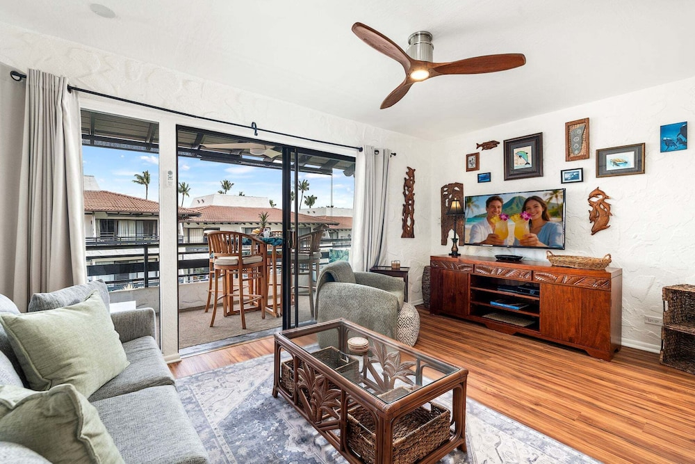 Kona Condo Near Downtown Partial Ocean View Central A/C Sleeps 4 - Vrkcv