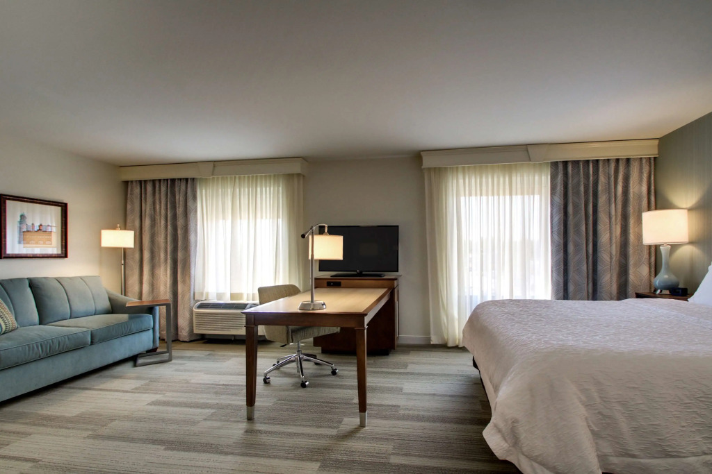 Hampton Inn & Suites Milwaukee West