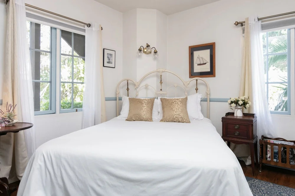 Charming Studio - 1 Block to Gorgeous East Beach! Hotel Room